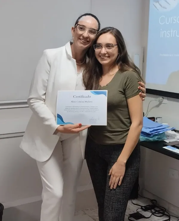 Aline recebendo o certificado