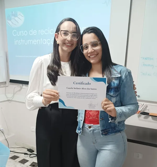 Camila recebendo o certificado