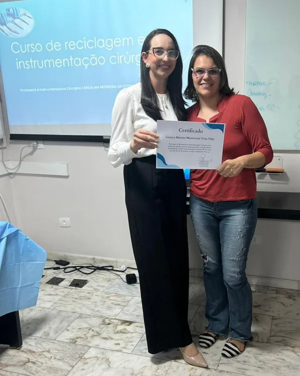 Gessica recebendo o certificado