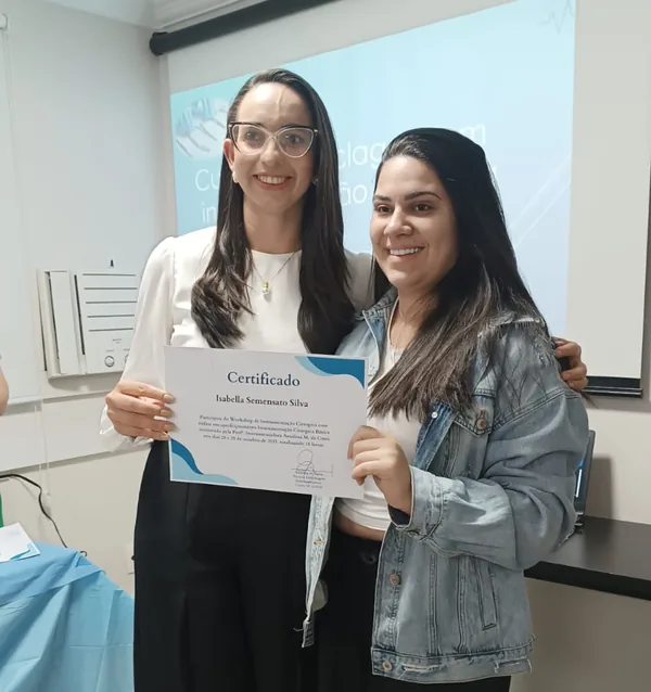 Isabella recebendo o certificado