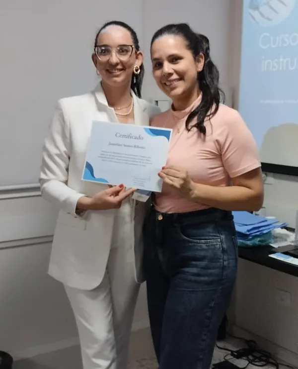 Jaqueline recebendo o certificado