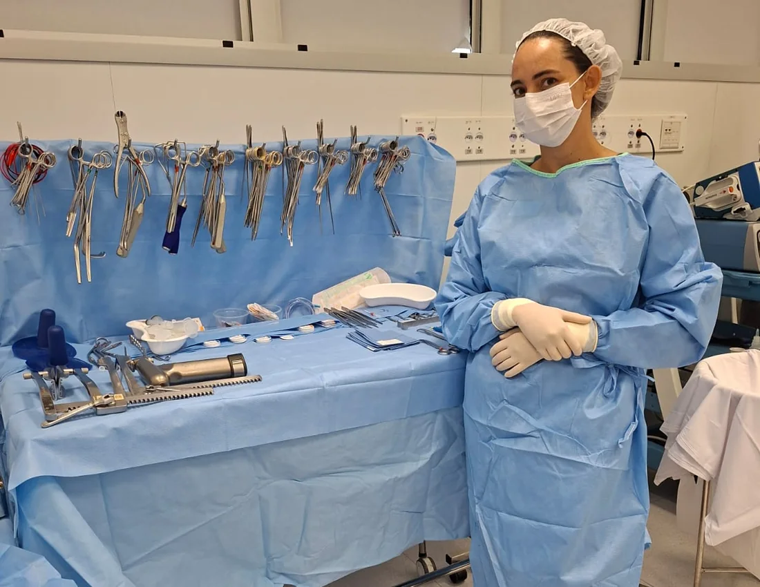 Anuilma Moreira ao lado da mesa de instrumentais cirúrgicos