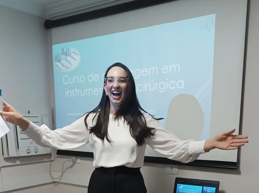 Anuilma Moreira apresentando a edição anterior do curso