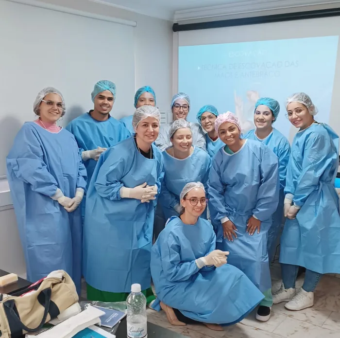 Turma paramentada na aula de escovação