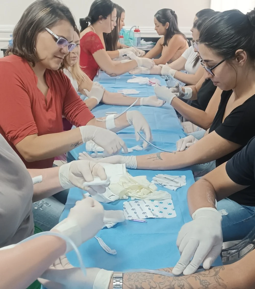 Turma da edição anterior praticando na mesa cirúrgica