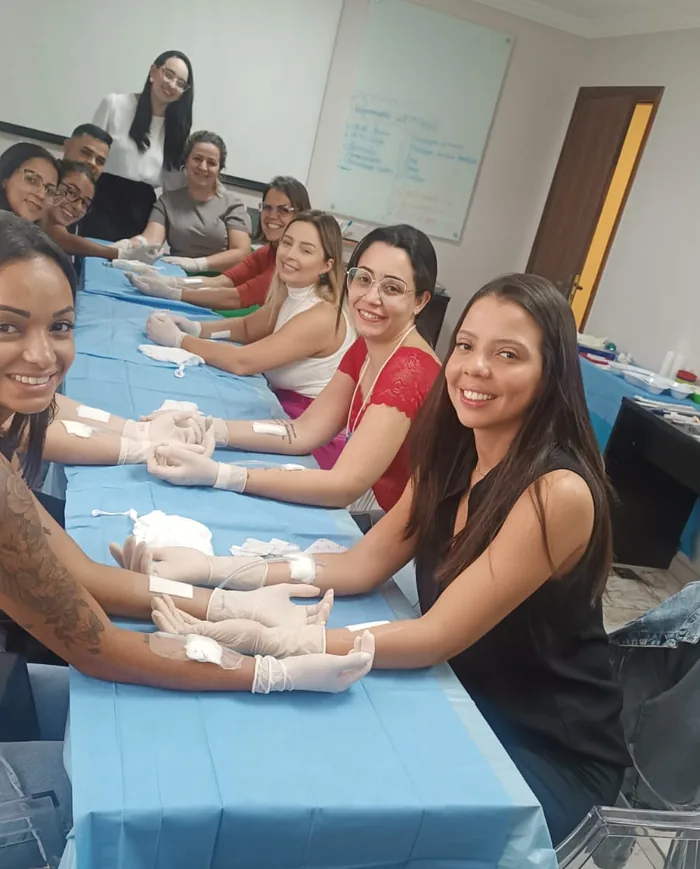 Alunas na mesa de prática